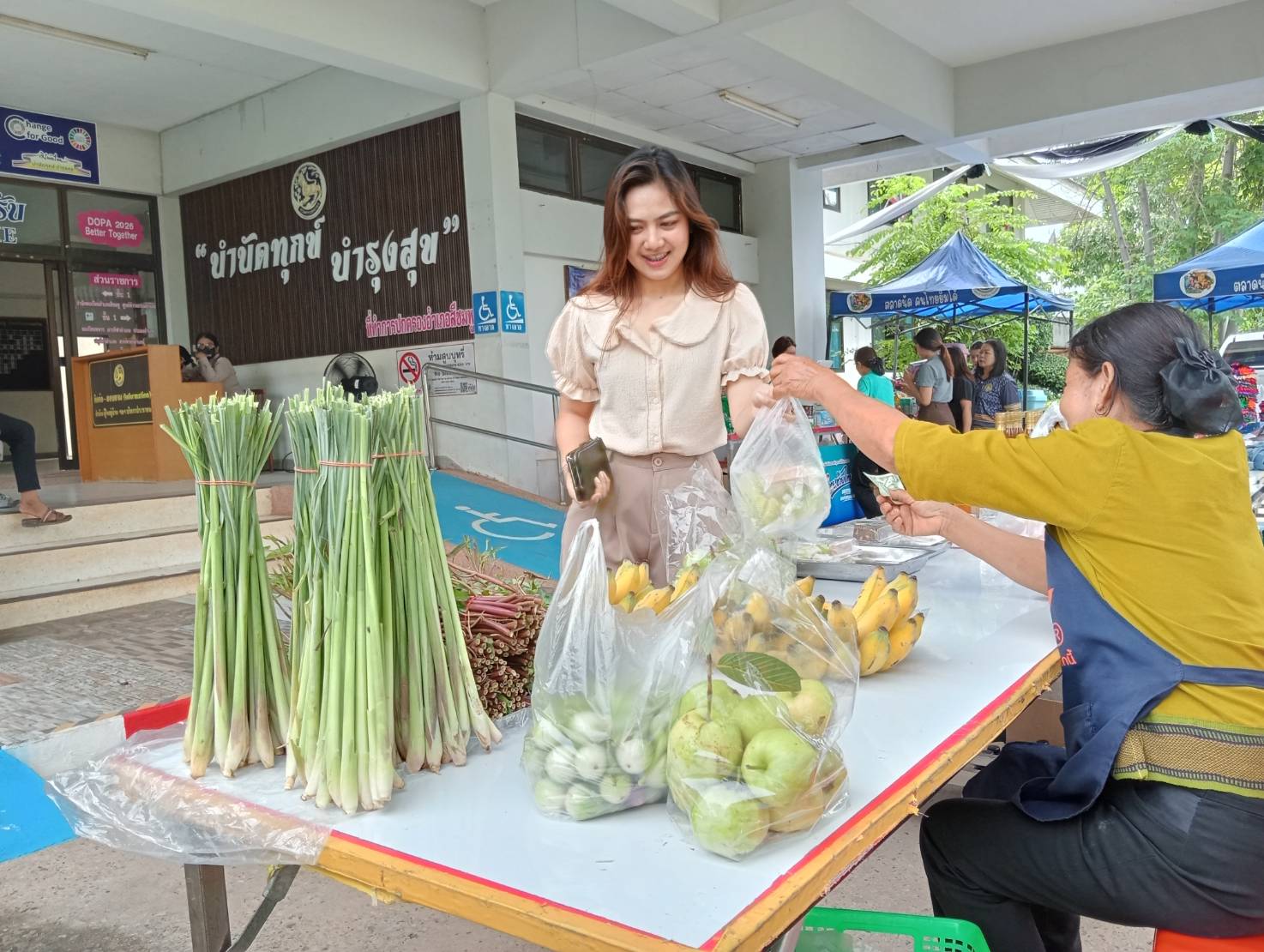 🌺พช.สีชมพู : ร่วมกิจกรรมการจำหน่ายสินค้า ช้อปสินค้าราคาประหยัด และของดีจากชุมชน ตามโครงการ "ไทยช่วยไทย" เพื่อรอยยิ้มชาวสีชมพู
